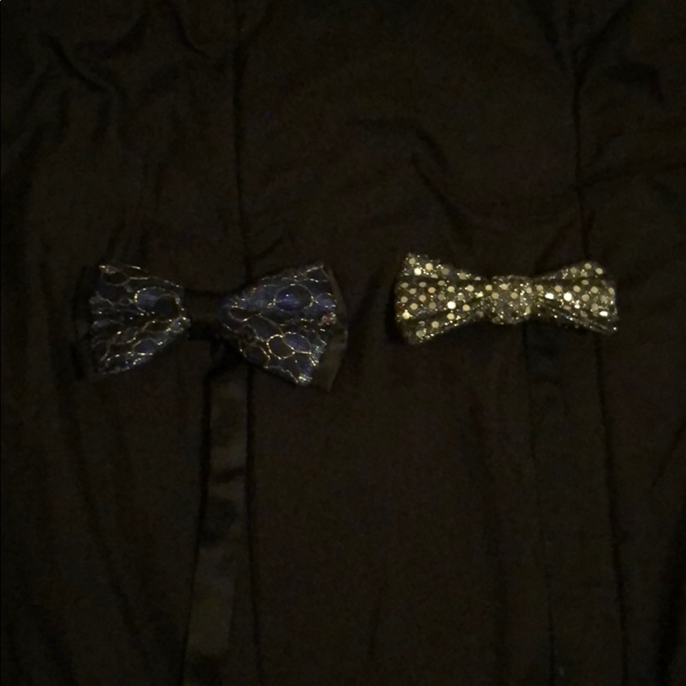 2 bow ties . 🤍